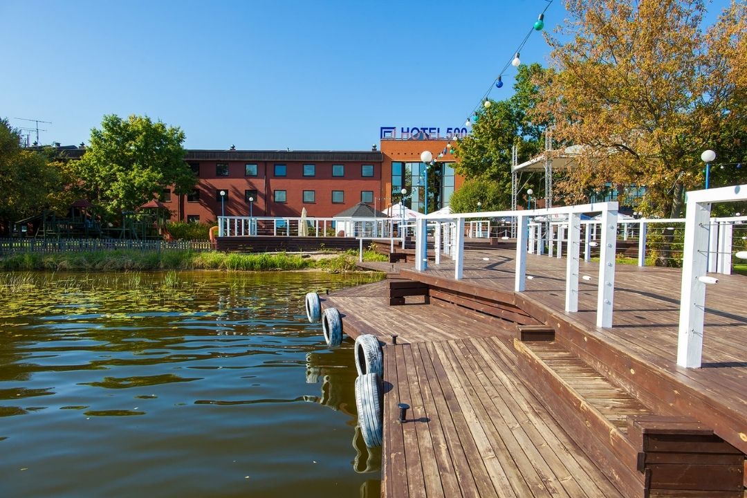 Hotel 500 Zegrze nad Jeziorem Zegrzyńskim z drewnianym pomostem nad wodą