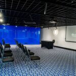 Sala konferencyjna Hotelu Dana w Szczecinie z ekranem i ustawieniem krzeseł